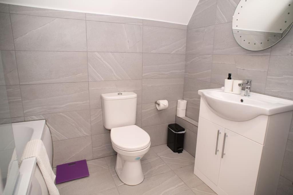Orchid Lodge - Two Bed Generous Flat - Parking, Netflix, Wifi - Close To Blenheim Palace & Oxford - F4 キッドリントン エクステリア 写真