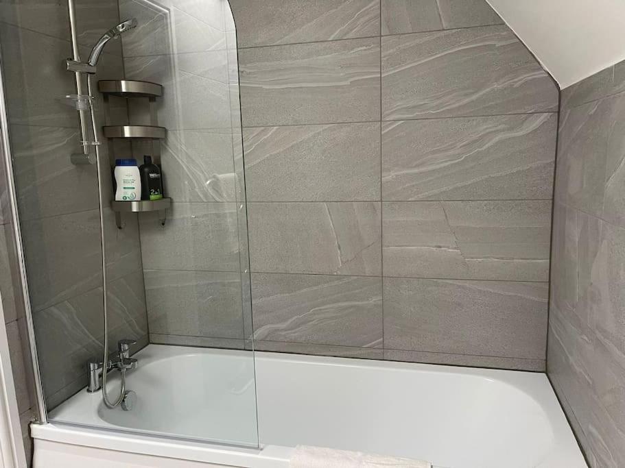 Orchid Lodge - Two Bed Generous Flat - Parking, Netflix, Wifi - Close To Blenheim Palace & Oxford - F4 キッドリントン エクステリア 写真