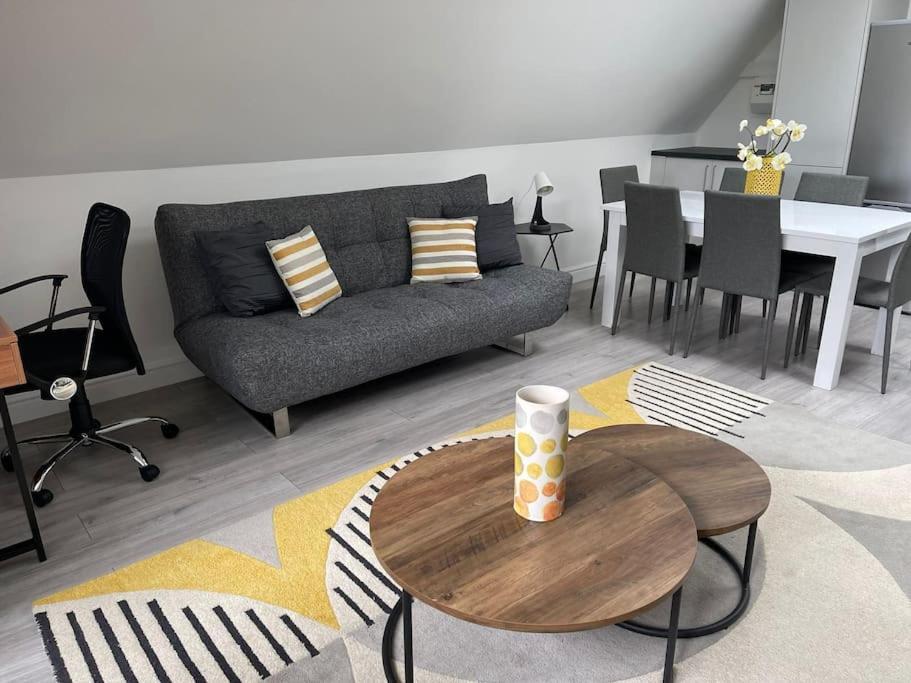 Orchid Lodge - Two Bed Generous Flat - Parking, Netflix, Wifi - Close To Blenheim Palace & Oxford - F4 キッドリントン エクステリア 写真