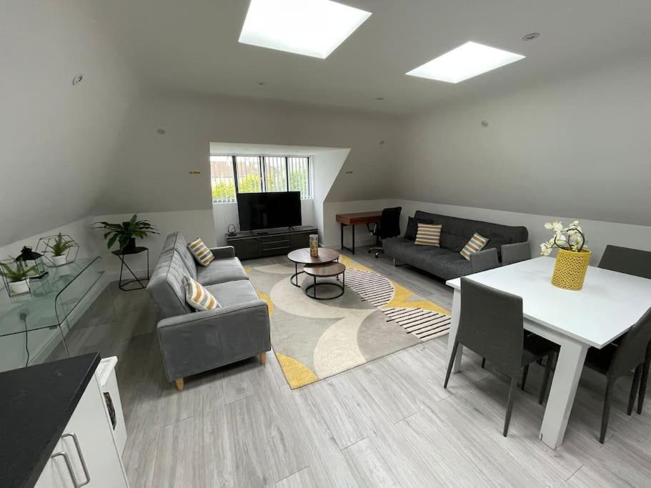 Orchid Lodge - Two Bed Generous Flat - Parking, Netflix, Wifi - Close To Blenheim Palace & Oxford - F4 キッドリントン エクステリア 写真