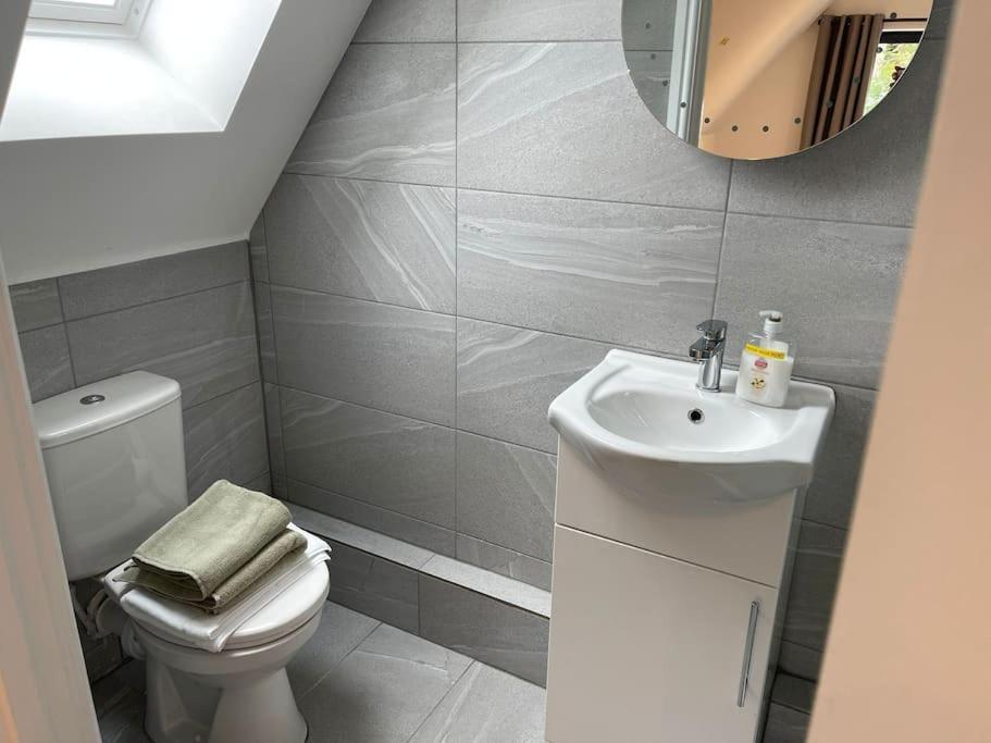 Orchid Lodge - Two Bed Generous Flat - Parking, Netflix, Wifi - Close To Blenheim Palace & Oxford - F4 キッドリントン エクステリア 写真