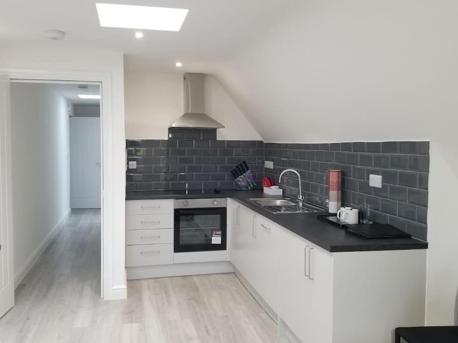 Orchid Lodge - Two Bed Generous Flat - Parking, Netflix, Wifi - Close To Blenheim Palace & Oxford - F4 キッドリントン エクステリア 写真