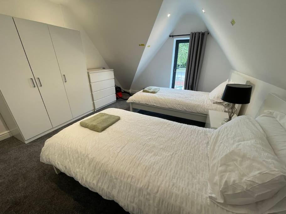 Orchid Lodge - Two Bed Generous Flat - Parking, Netflix, Wifi - Close To Blenheim Palace & Oxford - F4 キッドリントン エクステリア 写真