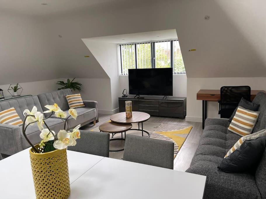 Orchid Lodge - Two Bed Generous Flat - Parking, Netflix, Wifi - Close To Blenheim Palace & Oxford - F4 キッドリントン エクステリア 写真