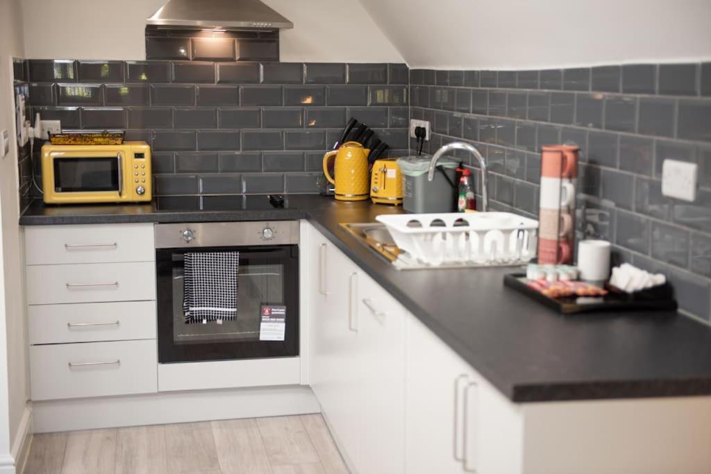 Orchid Lodge - Two Bed Generous Flat - Parking, Netflix, Wifi - Close To Blenheim Palace & Oxford - F4 キッドリントン エクステリア 写真