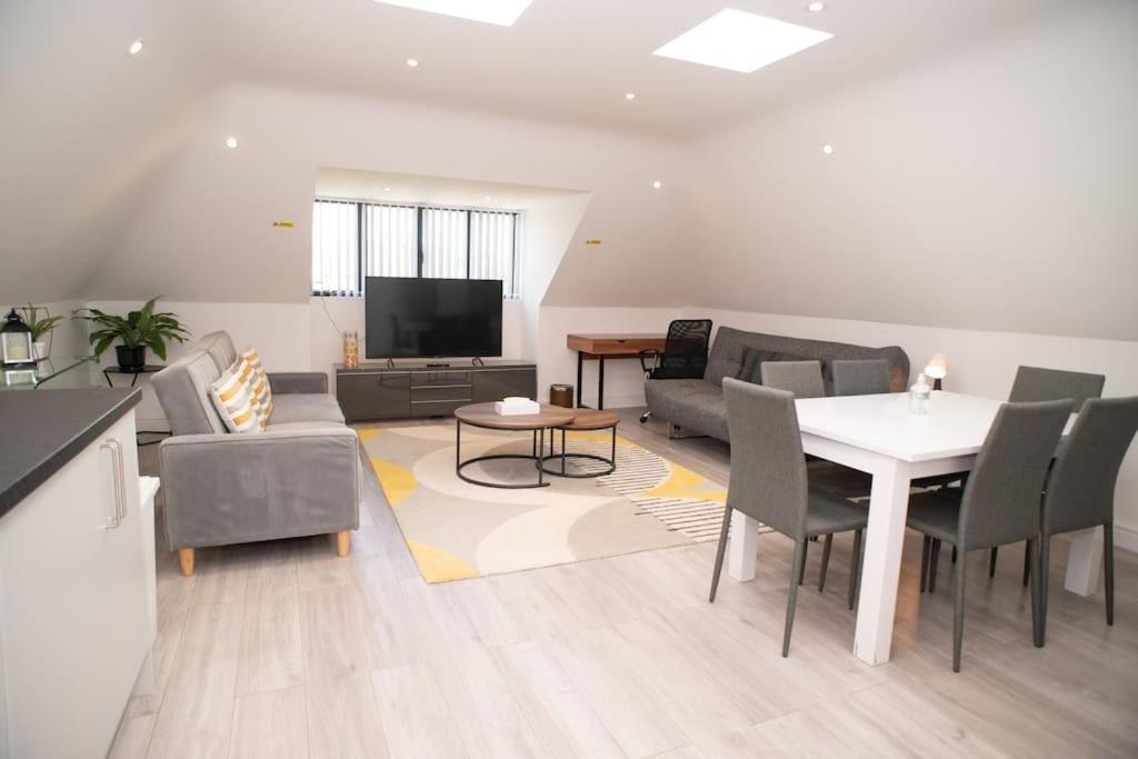 Orchid Lodge - Two Bed Generous Flat - Parking, Netflix, Wifi - Close To Blenheim Palace & Oxford - F4 キッドリントン エクステリア 写真