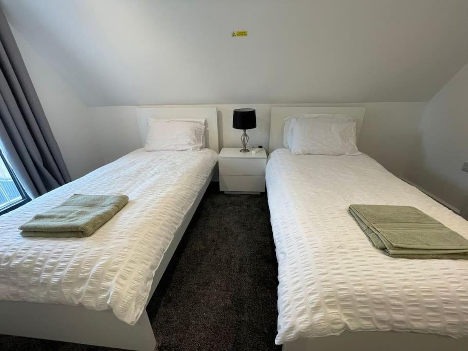 Orchid Lodge - Two Bed Generous Flat - Parking, Netflix, Wifi - Close To Blenheim Palace & Oxford - F4 キッドリントン エクステリア 写真